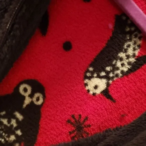 WARM fuzzy Sweatshirt w/ Red Penguin Inside Accent‎ - Picture 3 of 11